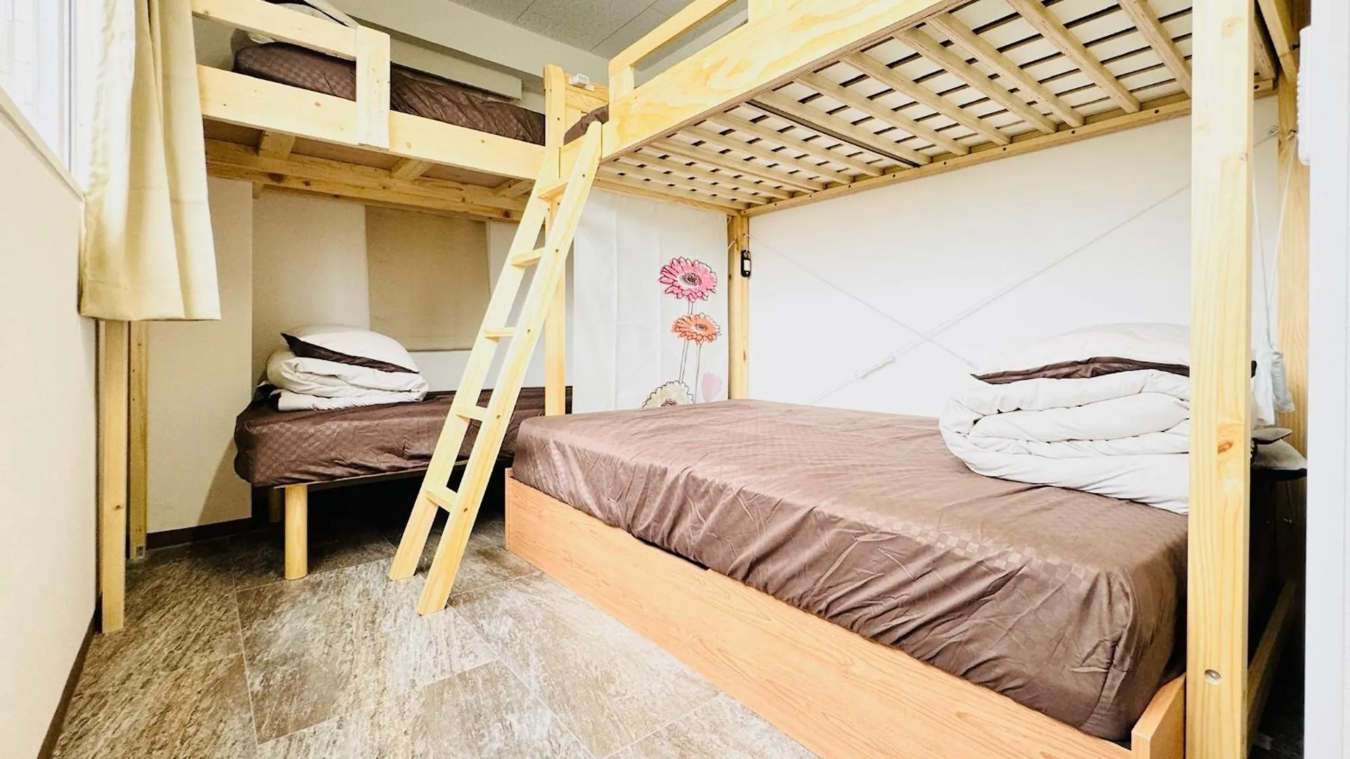 Guest House B'S Fiveⅱ Osaka 0*,  Japonya